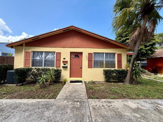 Exterior, Facade, Ranch