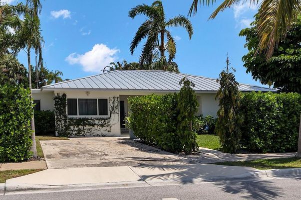Exterior, Facade, Ranch
