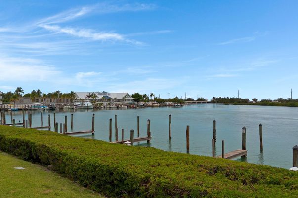 Exterior, Lake