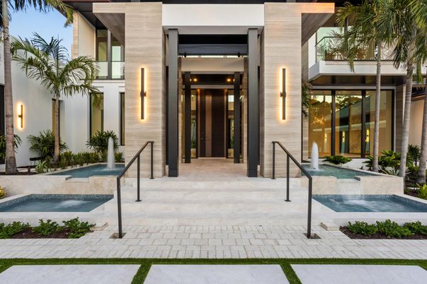 Exterior, Facade, Pool, Modern