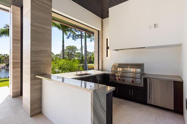 Exterior, Interior, Kitchen, Stainless Steel Appliances