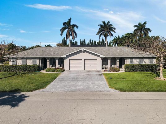 Attached, Exterior, Facade, Ranch