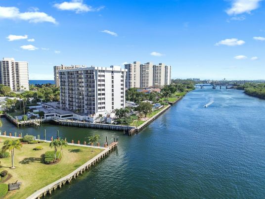 Exterior, Lake