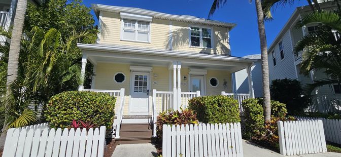 Exterior, Facade, American Foursquare
