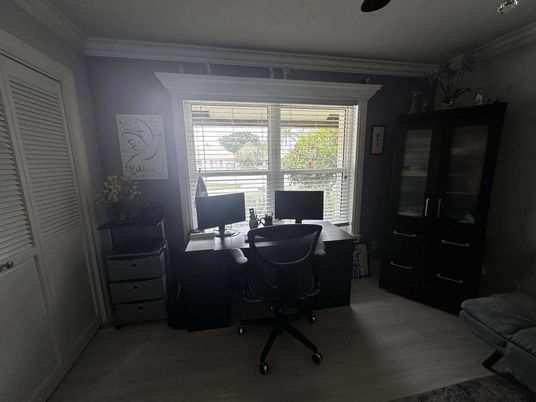 Home Office, Interior