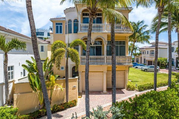Attached, Exterior, Facade, Mediterranean