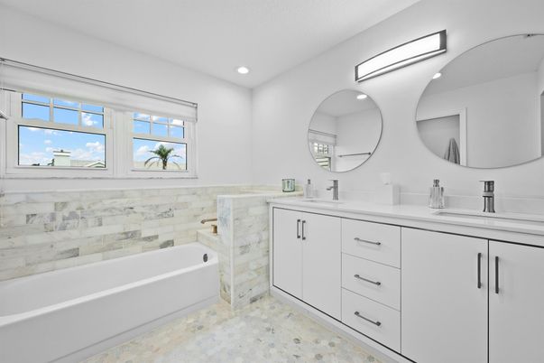Bathroom, Dual Sink Vanities, Interior, Recessed Lighting