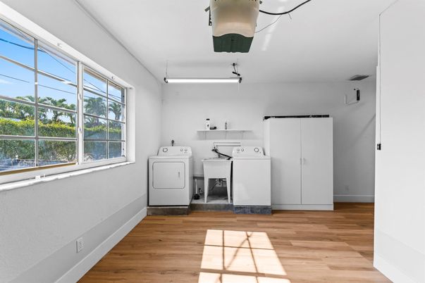 Interior, Washer, Wood Texture Flooring