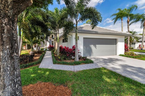 Attached, Exterior, Facade, Ranch