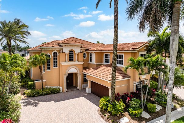 Attached, Exterior, Facade, Mediterranean
