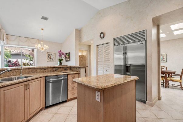 Chandelier, Dining room, Interior, Kitchen, Recessed Lighting, Stainless Steel Appliances