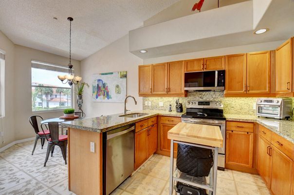 Chandelier, Dining room, Interior, Kitchen, Recessed Lighting, Stainless Steel Appliances