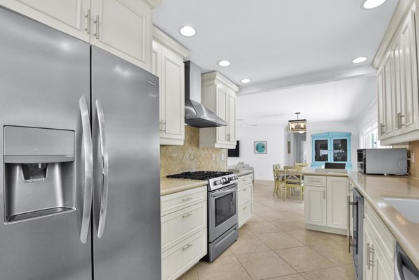 Chandelier, Dining room, Interior, Kitchen, Pendant Lights, Recessed Lighting, Stainless Steel Appliances