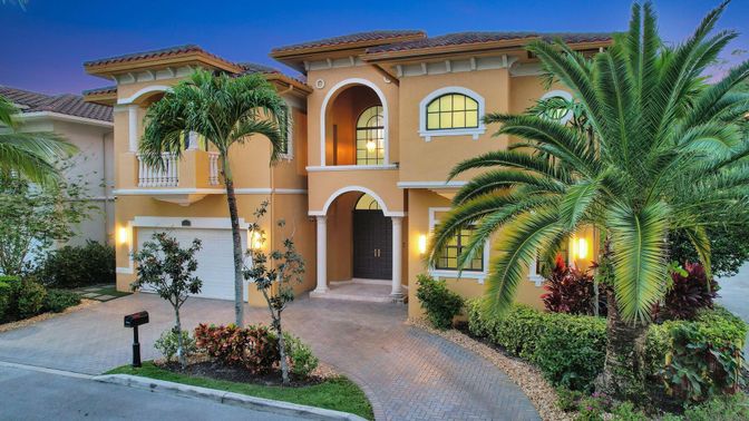 Attached, Exterior, Facade, Mediterranean