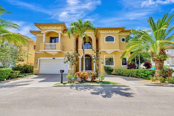 Attached, Exterior, Facade, Mediterranean