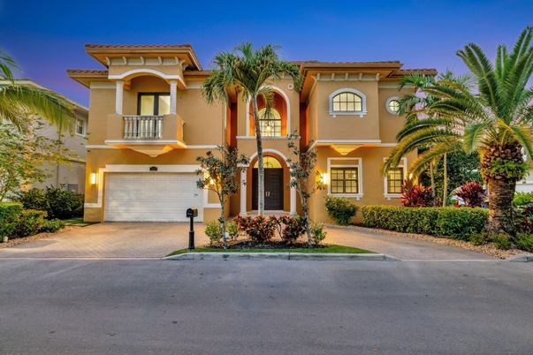 Attached, Exterior, Facade, Mediterranean