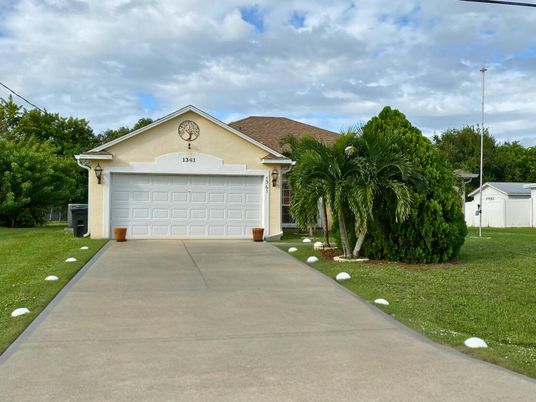 Attached, Exterior, Facade, Ranch