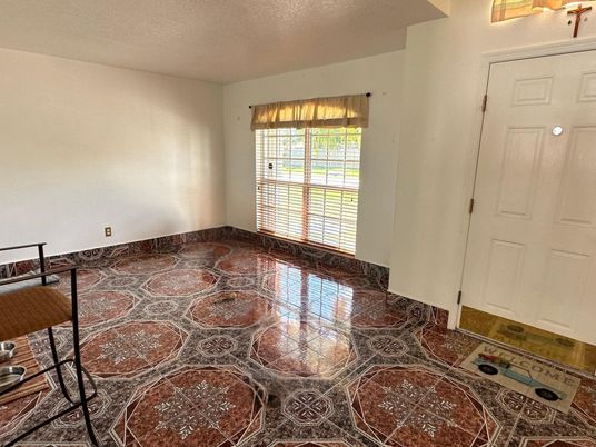 Empty room, Interior