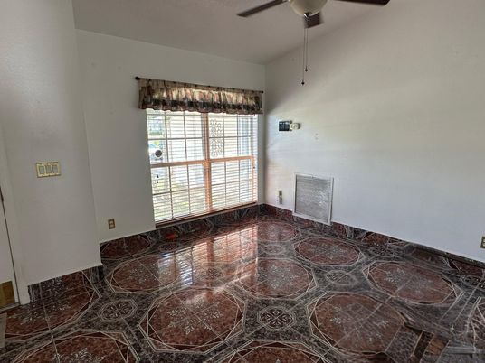 Empty room, Interior