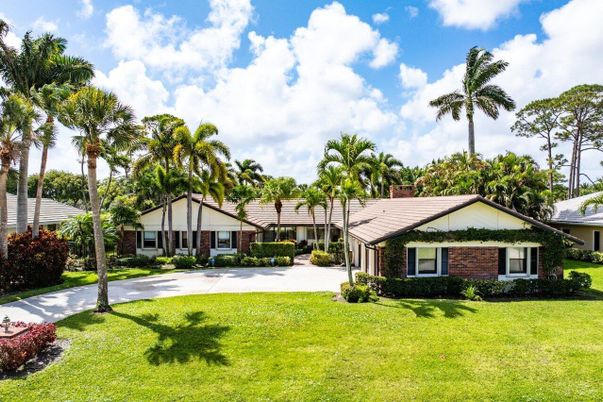 Backyard, Exterior, Facade, Brick Facade, Ranch