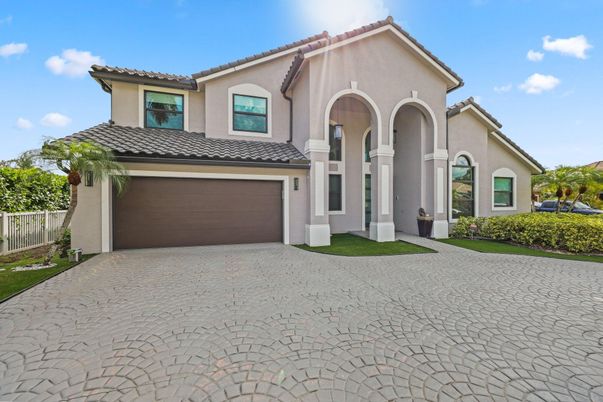 Attached, Exterior, Facade, Mediterranean