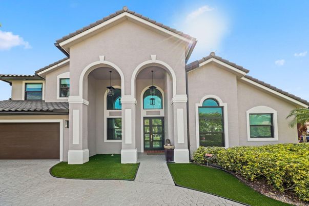 Attached, Exterior, Facade, Mediterranean