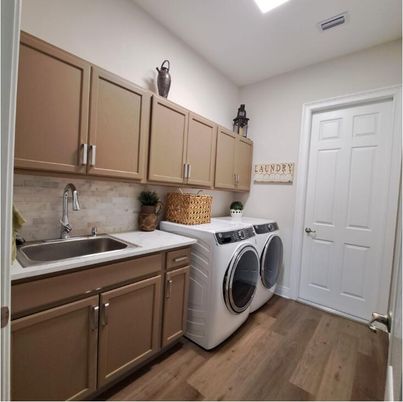 Interior, Washer, Wood Texture Flooring