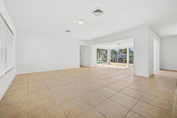 Empty room, Interior