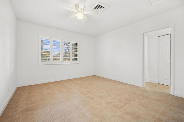 Empty room, Interior
