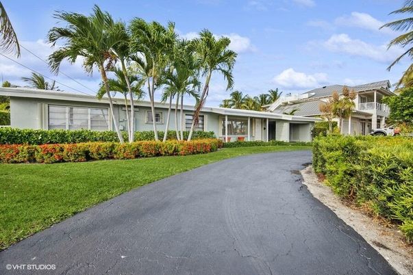 Backyard, Exterior, Facade, Ranch
