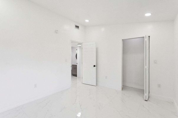 Empty room, Interior, Marble, Recessed Lighting