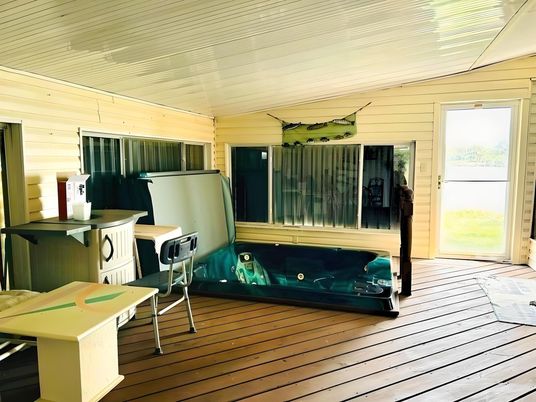 Hot Tub, Interior, Wood Texture Flooring