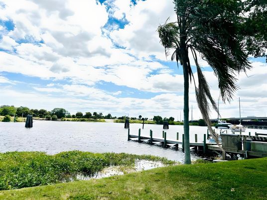 Exterior, Lake