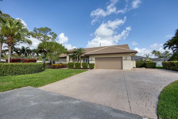 Attached, Exterior, Facade, Ranch