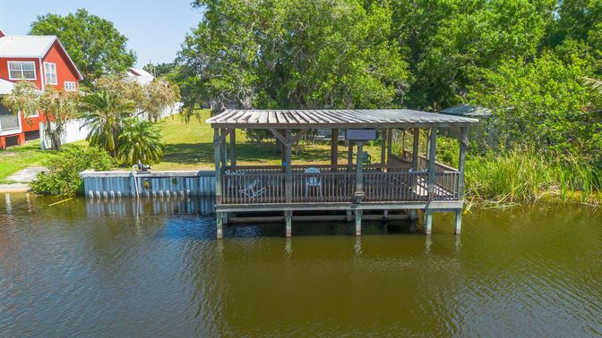 Exterior, Lake