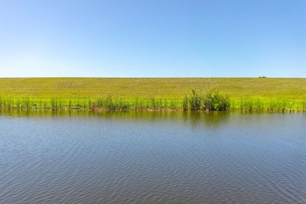 Exterior, Lake