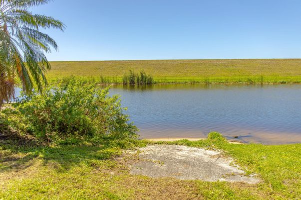 Exterior, Lake