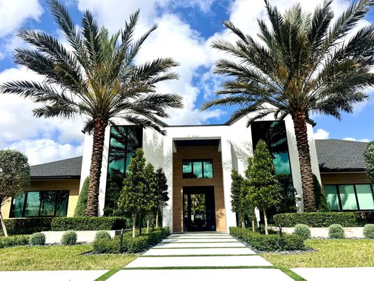 Exterior, Facade, Modern