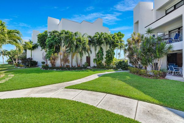 Backyard, Exterior, Facade, Modern