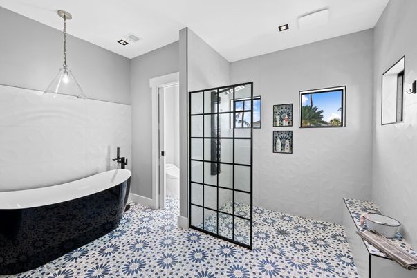 Bathroom, Free Standing Baths, Interior, Pendant Lights, Recessed Lighting