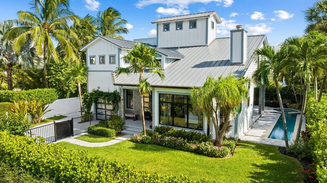 Exterior, Facade, Pool, Farmhouse