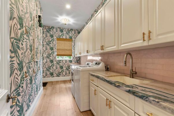 Interior, Recessed Lighting, Washer, Wood Texture Flooring