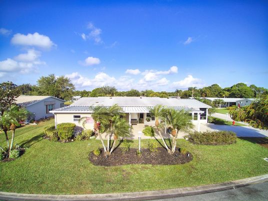 Exterior, Facade, Ranch