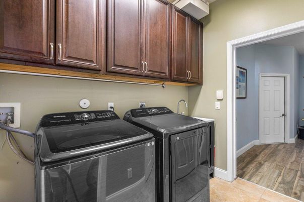 Interior, Washer, Wood Texture Flooring