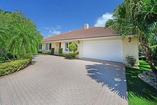 Attached, Exterior, Facade, Mediterranean