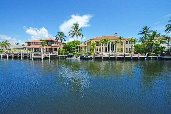 Exterior, Lake