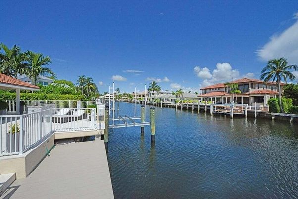Exterior, Lake