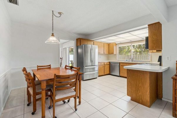Dining room, Interior, Kitchen, Pendant Lights, Stainless Steel Appliances