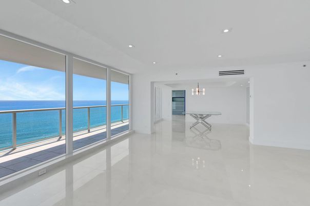 Empty room, Interior, Recessed Lighting, Water