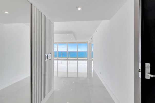 Empty room, Interior, Recessed Lighting, Water